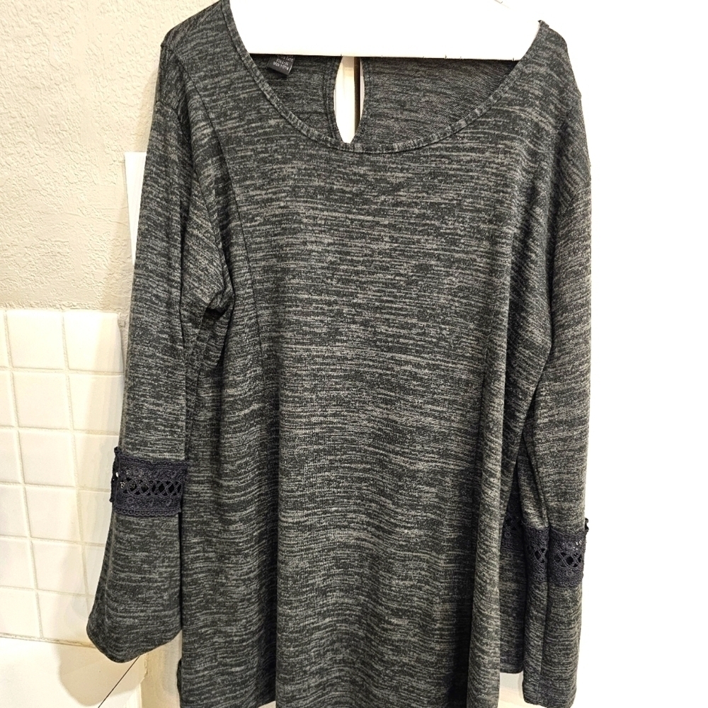 LILDY Button Back Keyhole Grey tunic crochet Long Sleeves Excellent shape. L/XL